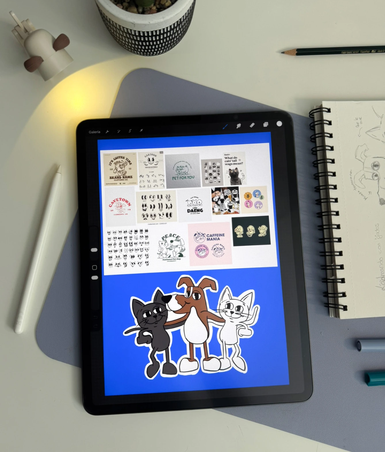 Primera ilustración de los personajes de LadrandoConGatos en una tableta sobre la mesa de trabajo