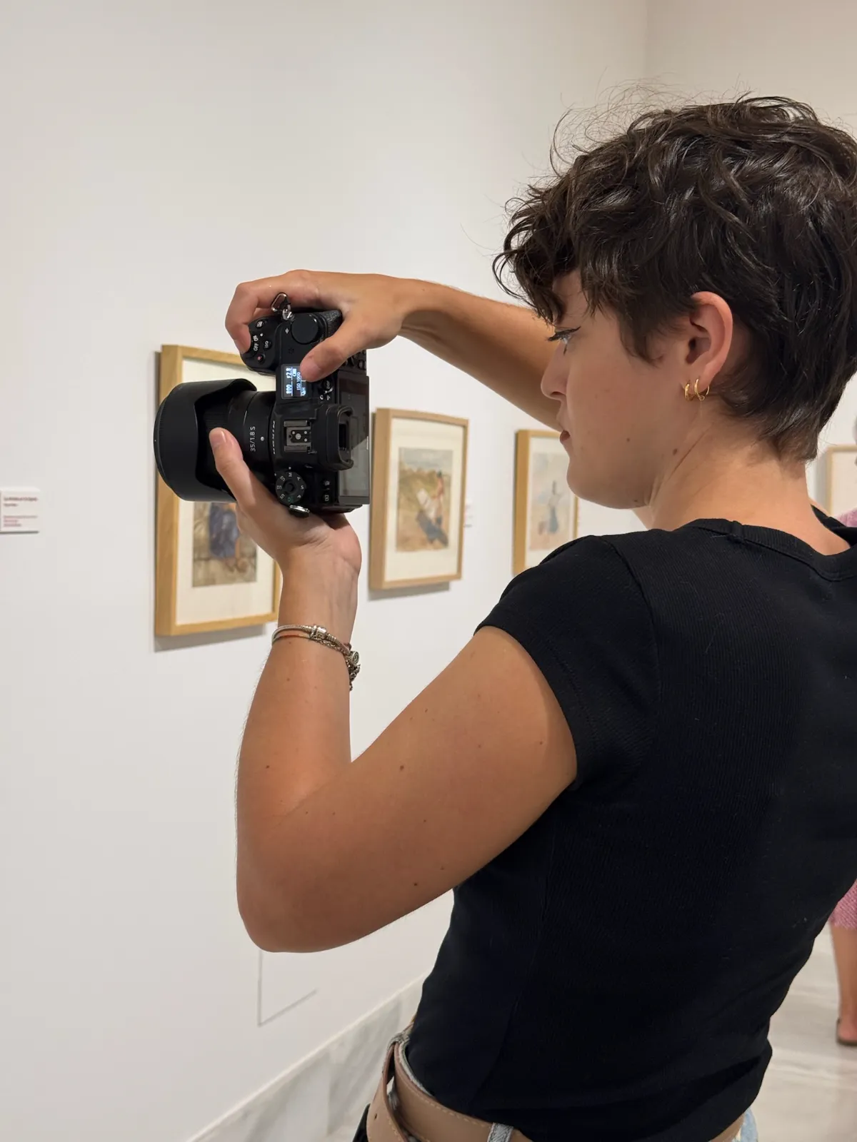 María Astorga fotografiando con calma en una sala de exposición