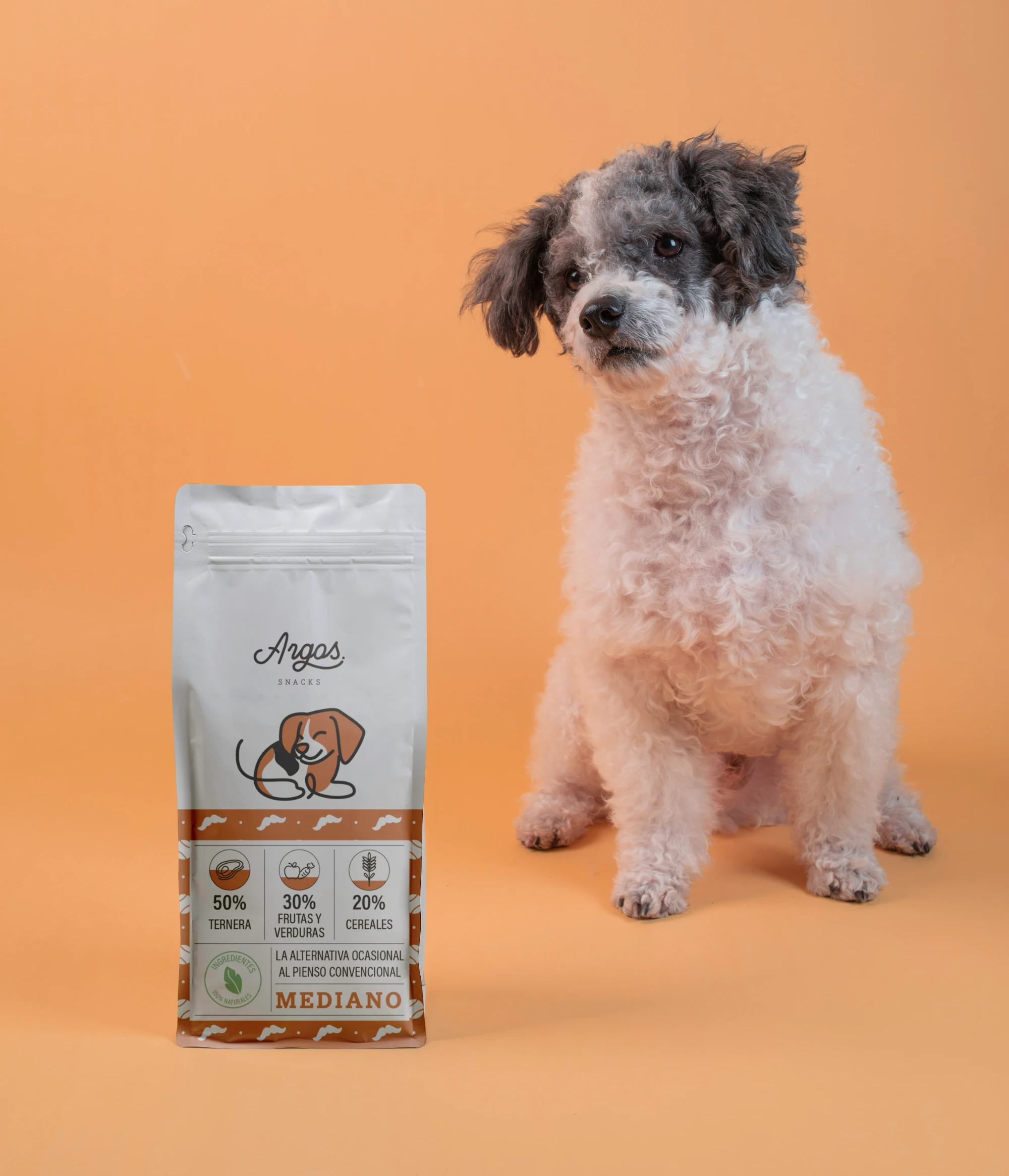 Bolsa mediana de Argos junto a un caniche