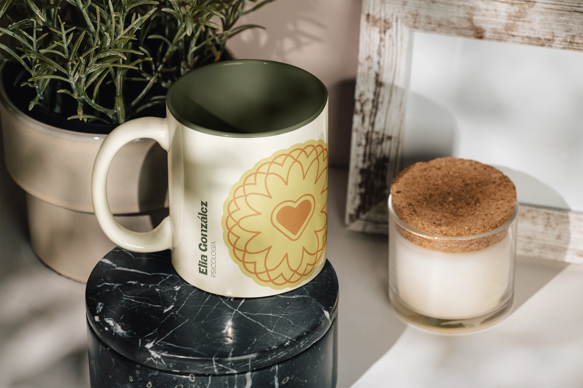 Taza de Elia González con la flor del logotipo