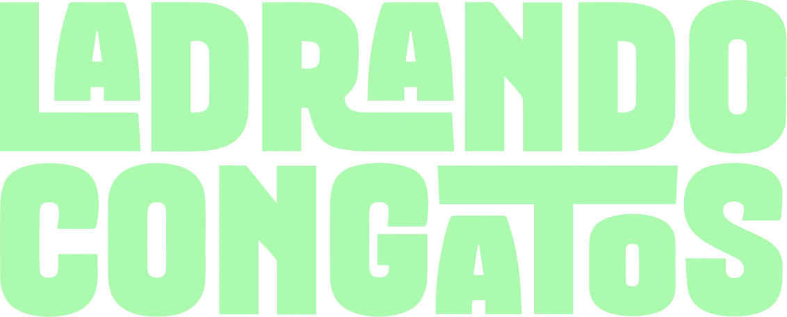 Versión horizontal del logotipo de LadrandoConGatos sobre azul