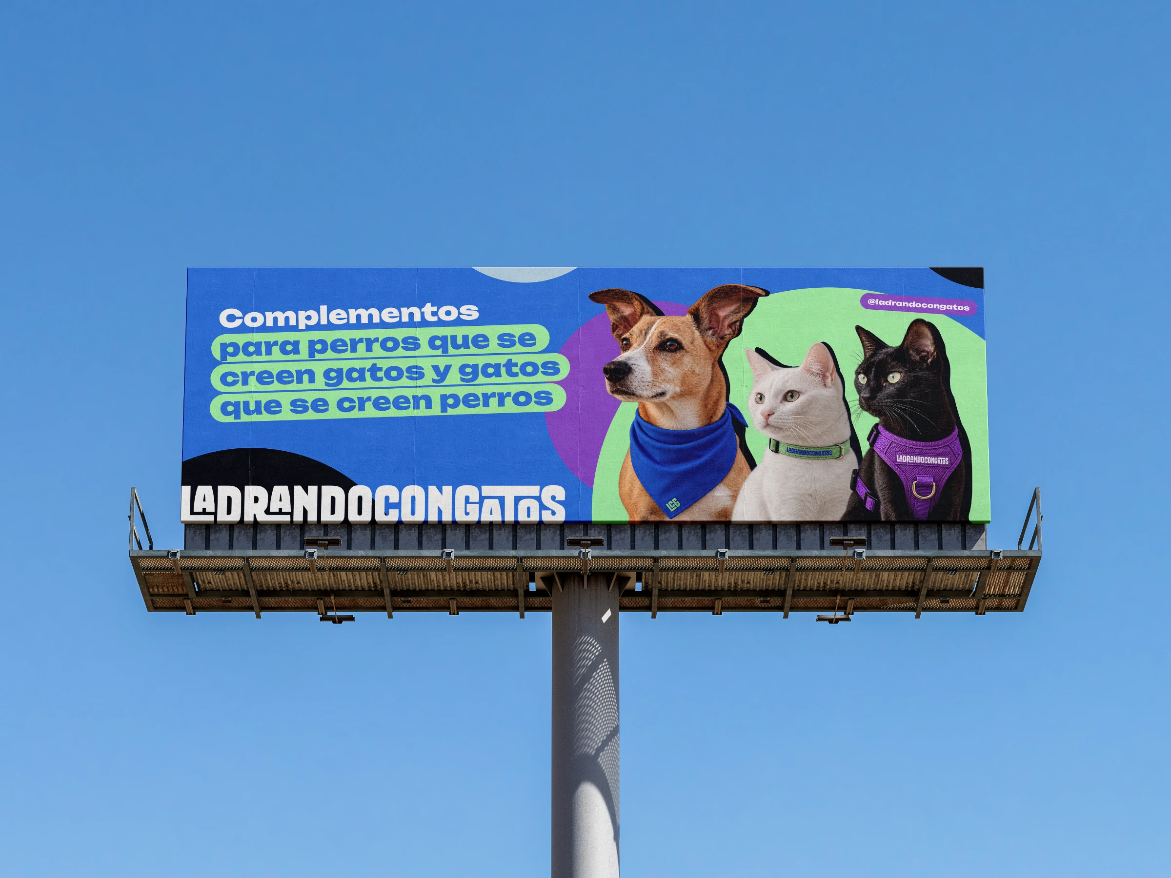 Valla publicitaria de LadrandoConGatos con los personajes sobre cielo azul