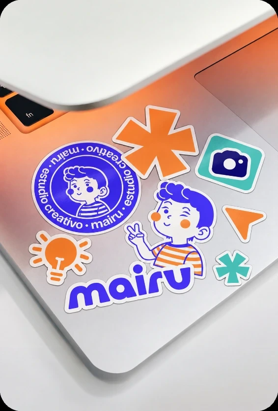 Pegatinas de Mairu Studio sobre un portátil