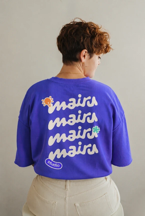Espalda de la sudadera violeta de Mairu Studio con el logotipo repetido