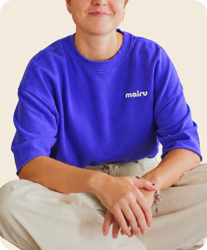 Sudadera violeta con el logotipo de Mairu Studio bordado