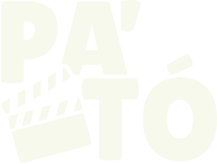 Versión en blanco del logotipo de PA'TÓ sobre el color acción