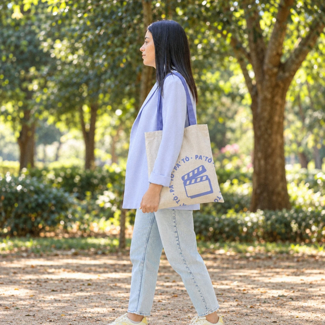 Marina de perfil paseando por un parque con una tote bag de PA'TÓ